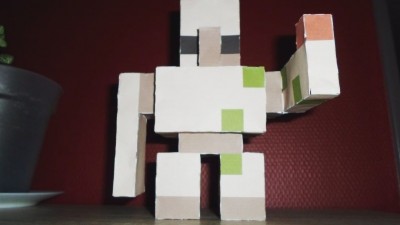 Un golem de fer en papier offrant une tulipe !